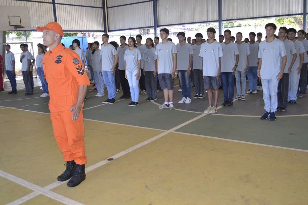 Confira as fotos - Gestão Compartilhada realiza ato cívico no CEd 416 de Santa Maria